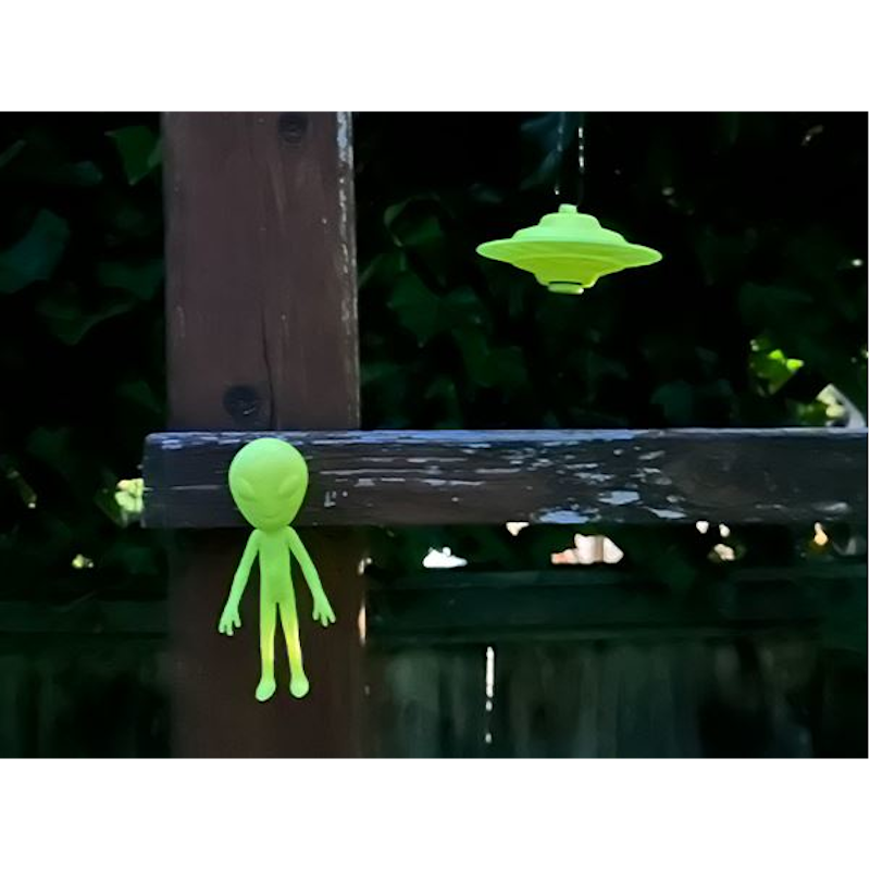 Intergalaktischer Besucher, Cache-Behälter, groß, Glow in the dark Intergalaktischer Besucher, Cache-Behälter, groß, Glow in the dark